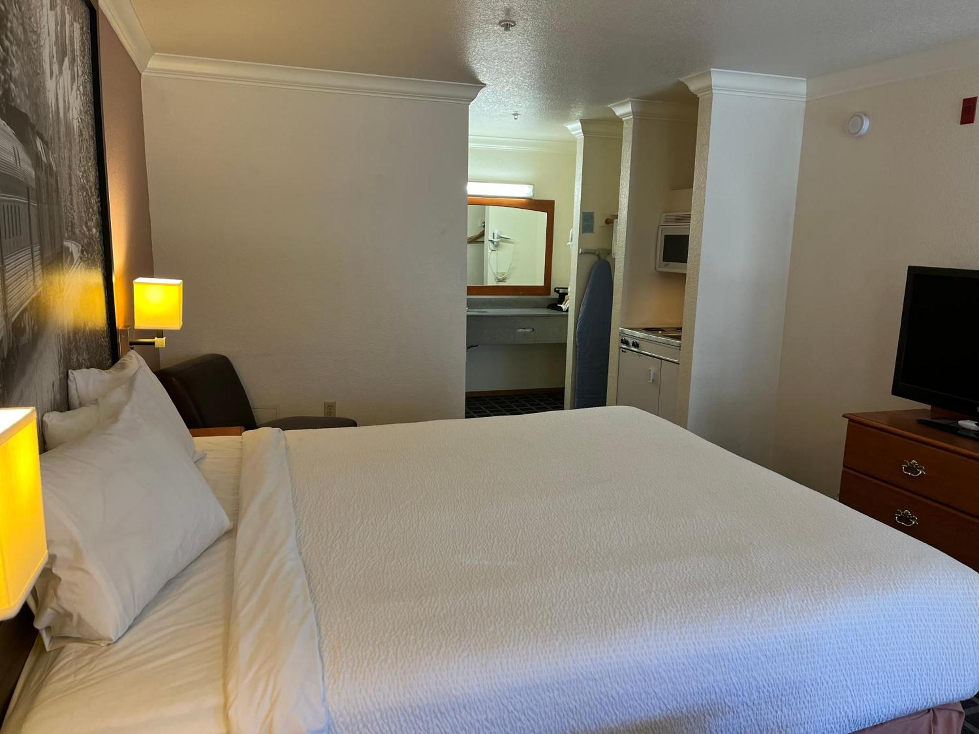 ซูเปอร์ 8 บาย วินด์แฮม วิลลิตส์ Hotel วิลลิทส์ ภายนอก รูปภาพ